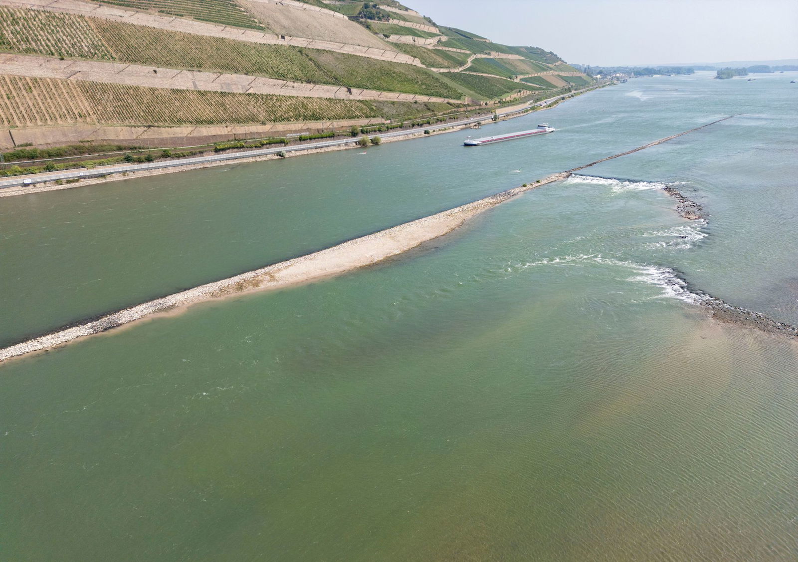 Auf dem Rhein sind zahlreiche Binnenschiffe unterwegs. (Archivbild)