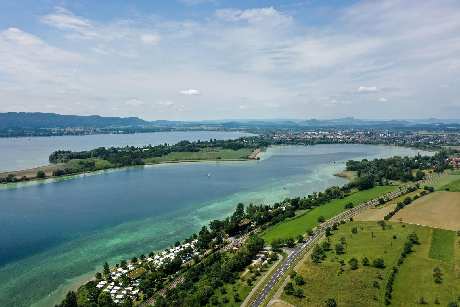 Auf dem Untersee bei Radolfzell kenterte der Katamaran. (Symbolbild)