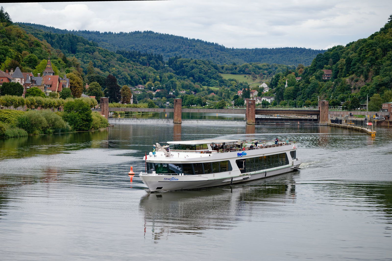 Viele Touristen, aber vermehrt auch wieder Einheimische nutzen die Ausflüge mit der Weißen Flotte Heidelberg.