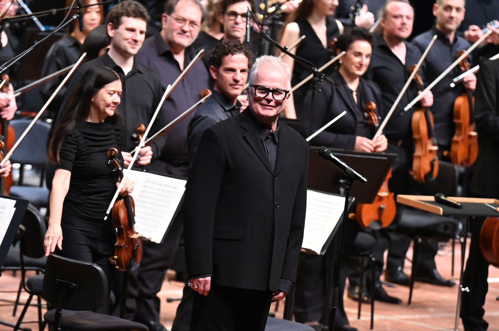 Bei mehreren Konzerten mit den Bochumer Symphonikern griff Herbert Grönemeyer als Dirigent zum Taktstock. Nun steht er in Dortmund und Berlin wieder als Sänger im Mittelpunkt - aber auch mit Orchesterbegleitung (Archivbild)