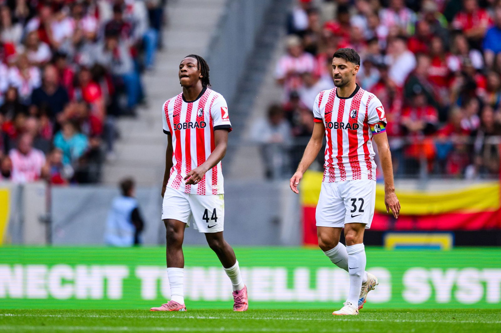 Freiburgs Johan Manzambi (l.) muss eine Sperre absitzen. (Archivbild)