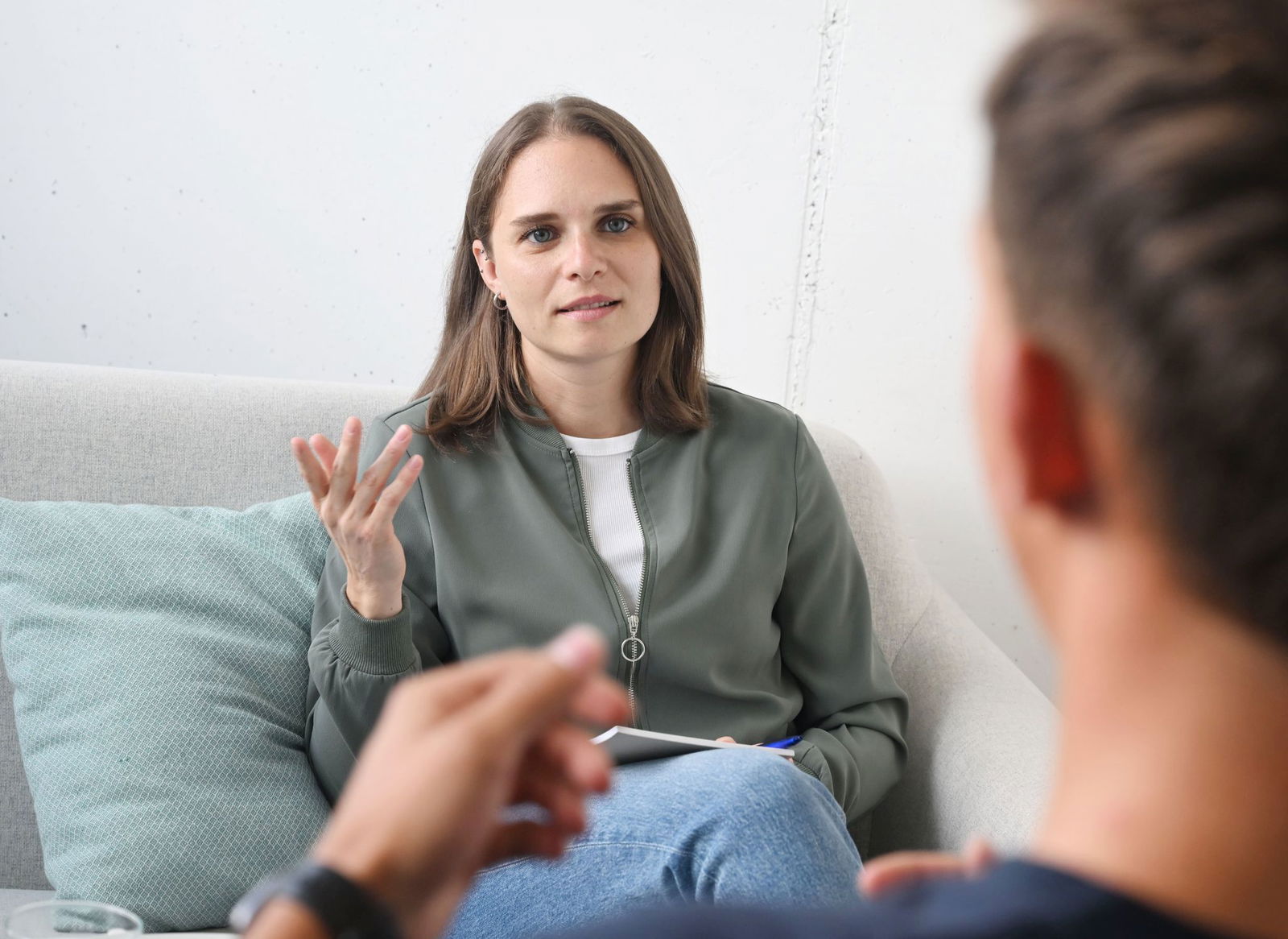Psychologin Lorina Umstätter bespricht die Anliegen der Azubis.