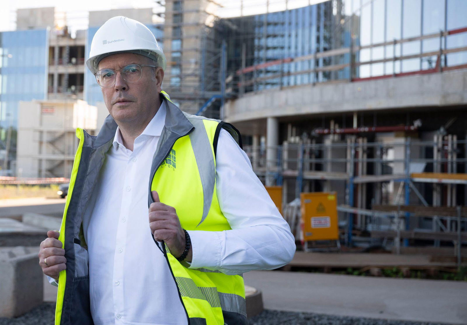 Erst vor wenigen Tagen besuchte Ministerpräsident Schweitzer die Großbaustelle des künftigen US-Krankenhauses in Weilerbach. (Archivbild)