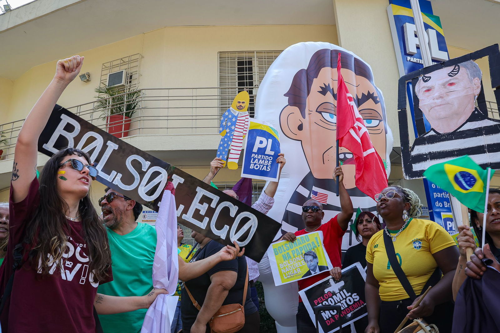 Menschen protestieren gegen Bolsonaro. (Archivbild)