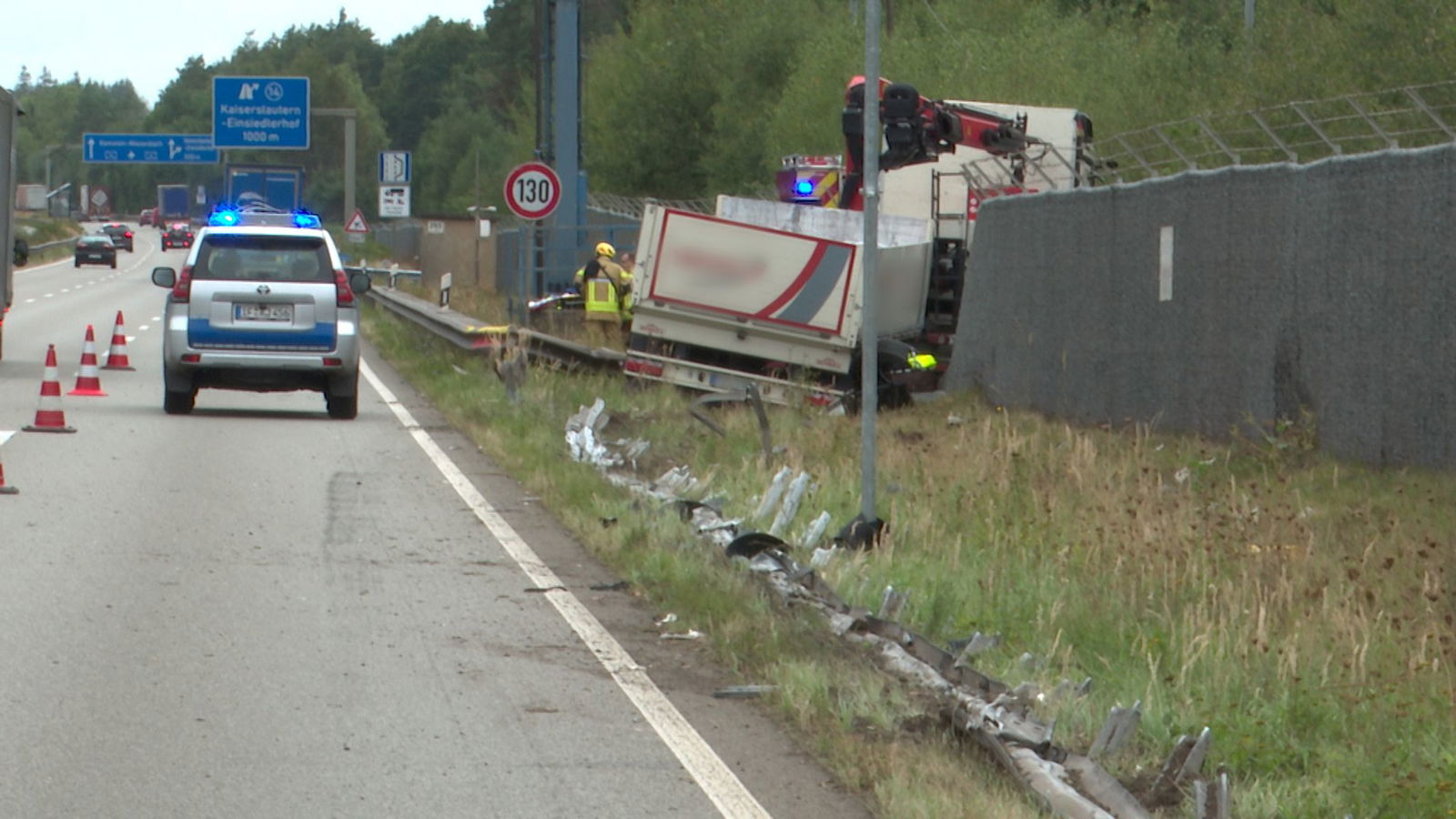 Ein Lkw-Gespann ist auf der Autobahn 6 bei Kaiserslautern von der Fahrbahn abgekommen und gegen den Sicherheitszaun einer amerikanischen Kaserne gefahren.