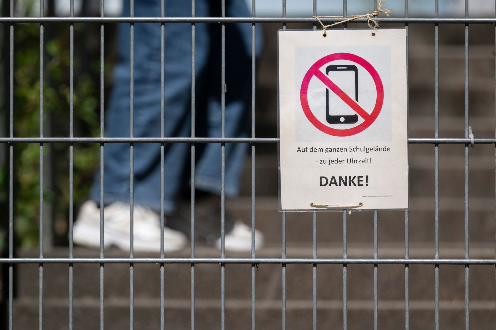 Keine Nutzung von privaten Handys: Das rät das Kultusministerium den Grundschulen im Land. (Archivbild)