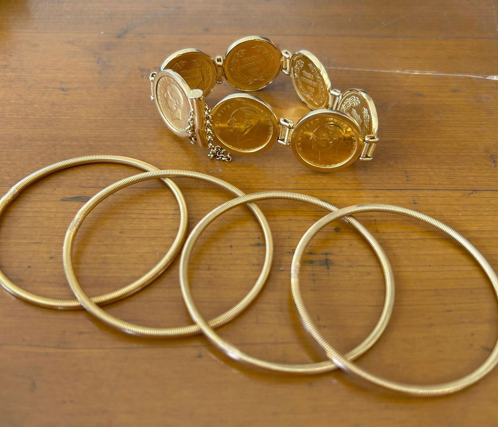 Zollbeamte in Ulm haben massenweise Goldschmuck sichergestellt.