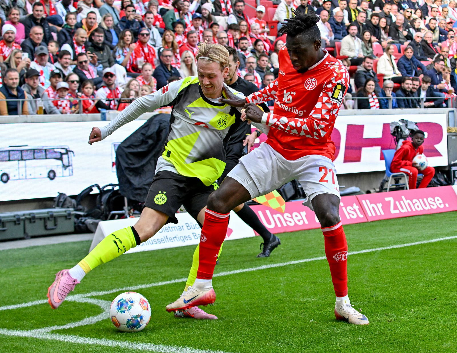 Dortmunds Julian Brandt (l) rückte gegen den FSV Mainz 05 kurzfristig in die Startelf und glänzte dann mit zwei Vorlagen.