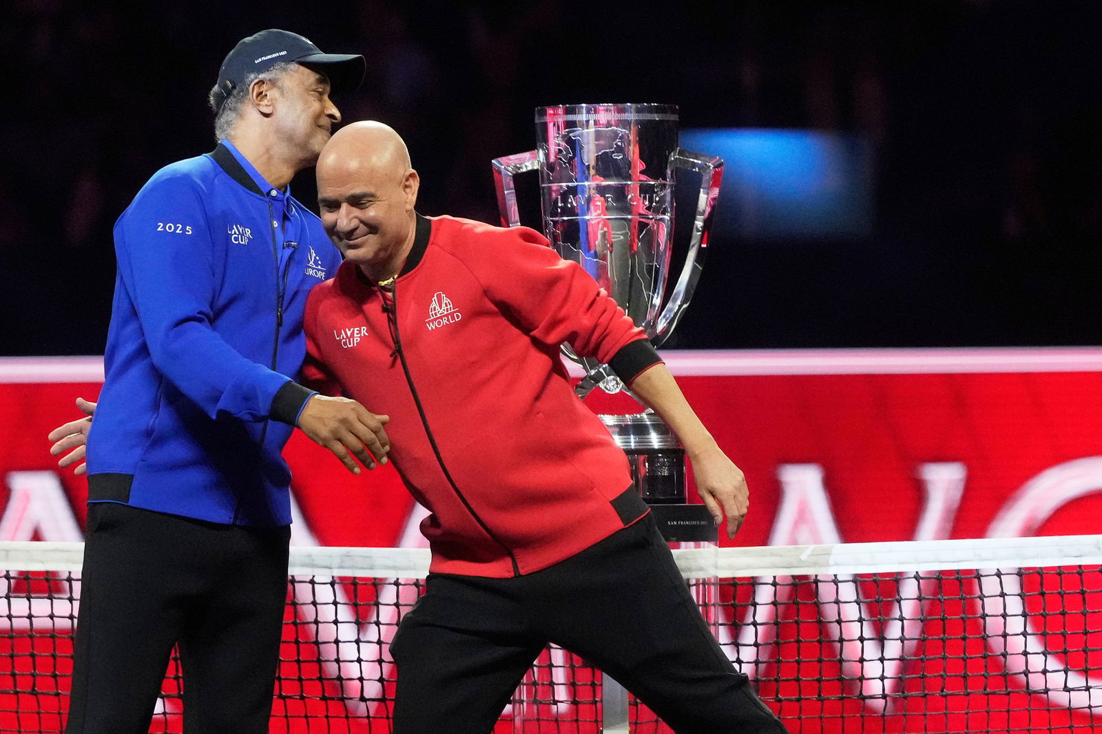 Die beiden Tennis-Legenden Yannick Noah (Team Europa) und Andre Agassi (Welt) sind die Kapitäne.