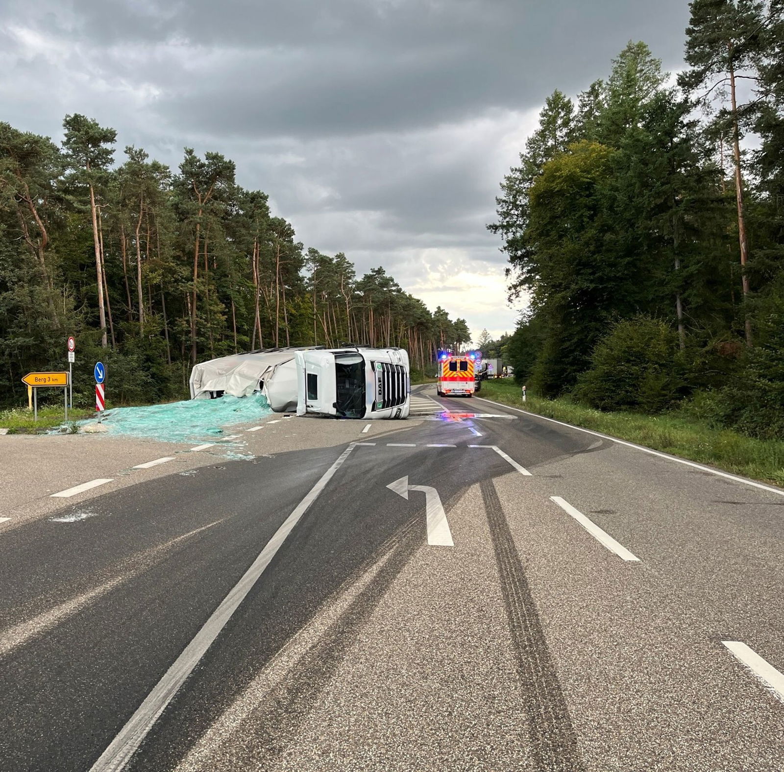 Um den Lastwagen und das Glas zu bergen, wurde die Bundesstraße mehrere Stunden gesperrt. 