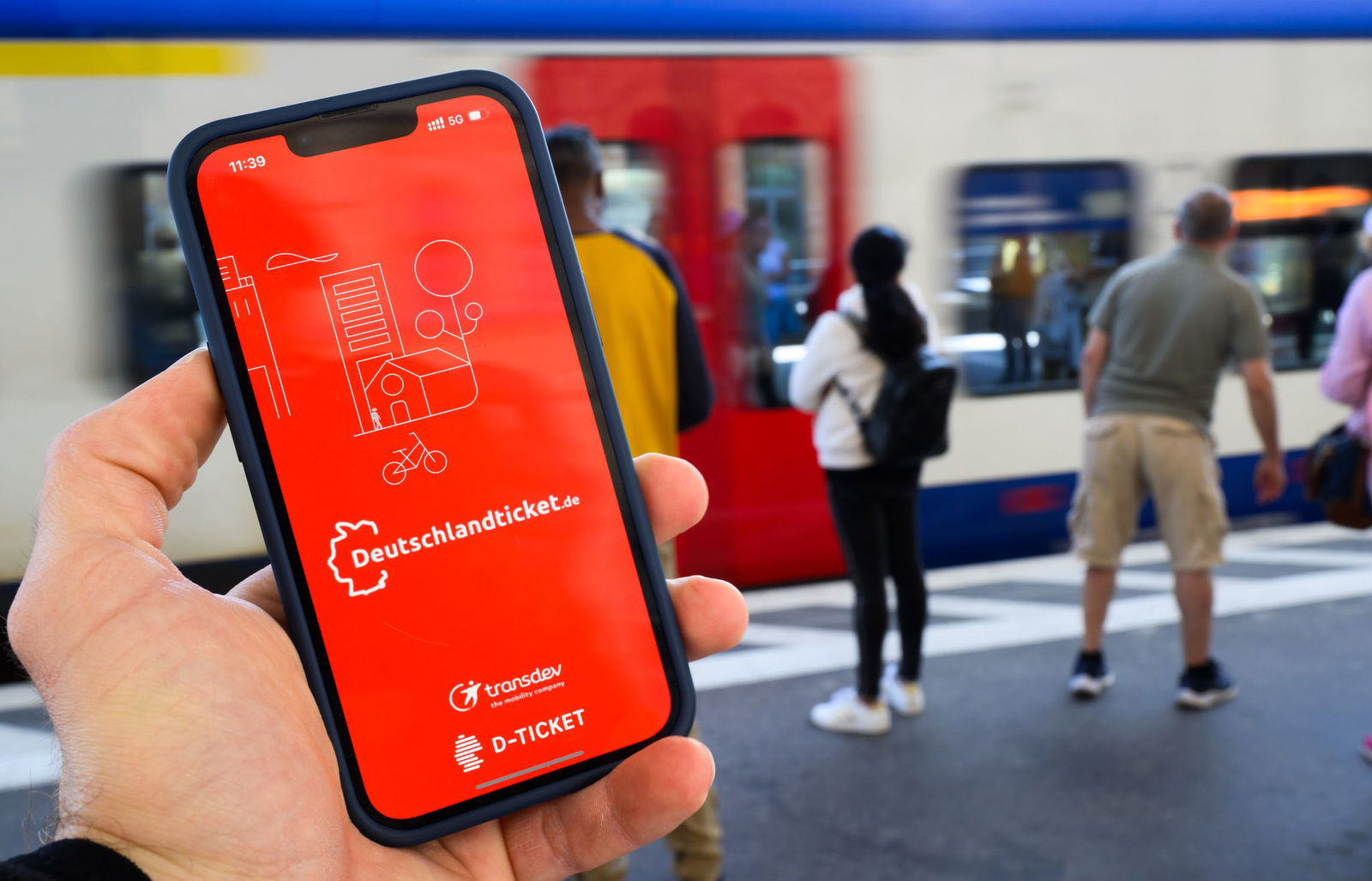 Das Deutschlandticket muss nach Ansicht der Grünen dauerhaft bezahlbar bleiben. (Symbolbild)