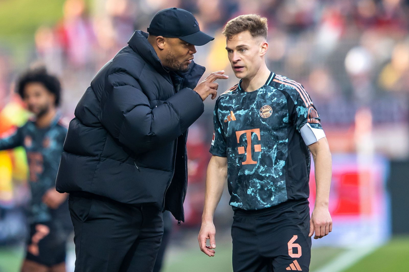 Für Trainer Vincent Kompany (l) ist Joshua Kimmich während der Spiele ein zentraler Ansprechpartner.