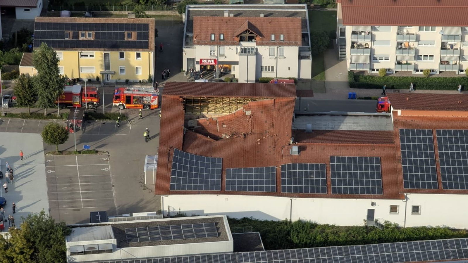 Die Luftaufnahme einer Drohne der Feuerwehr zeigt das teilweise eingestürzte Dach eines Supermarktes.
