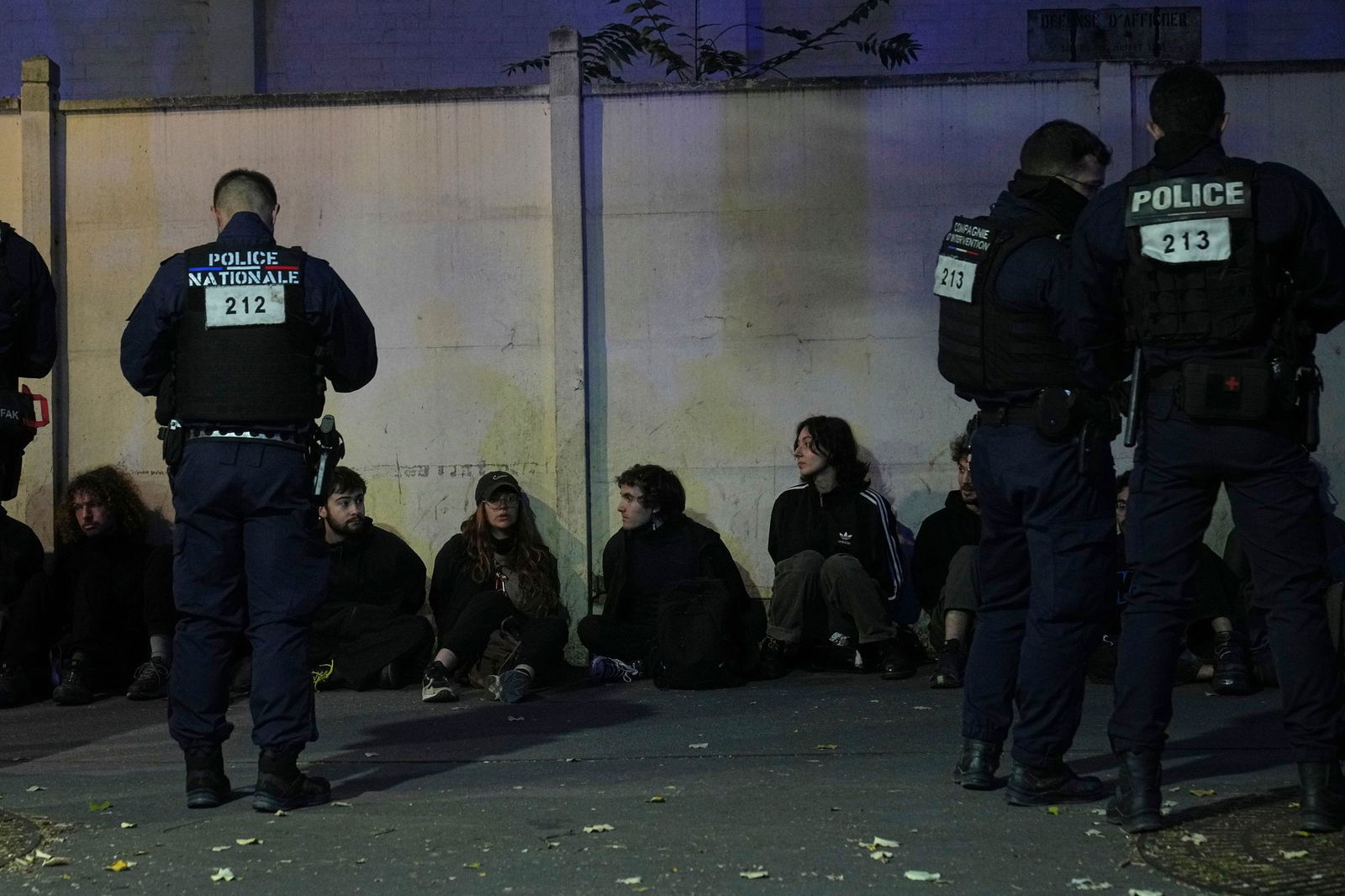 Dutzende Menschen wurden in Paris festgenommen.
