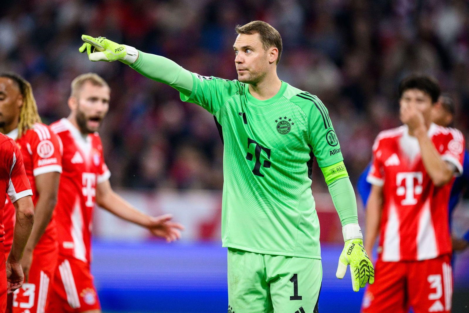 Manuel Neuer führt die Bayern als Torwart und Kapitän an.