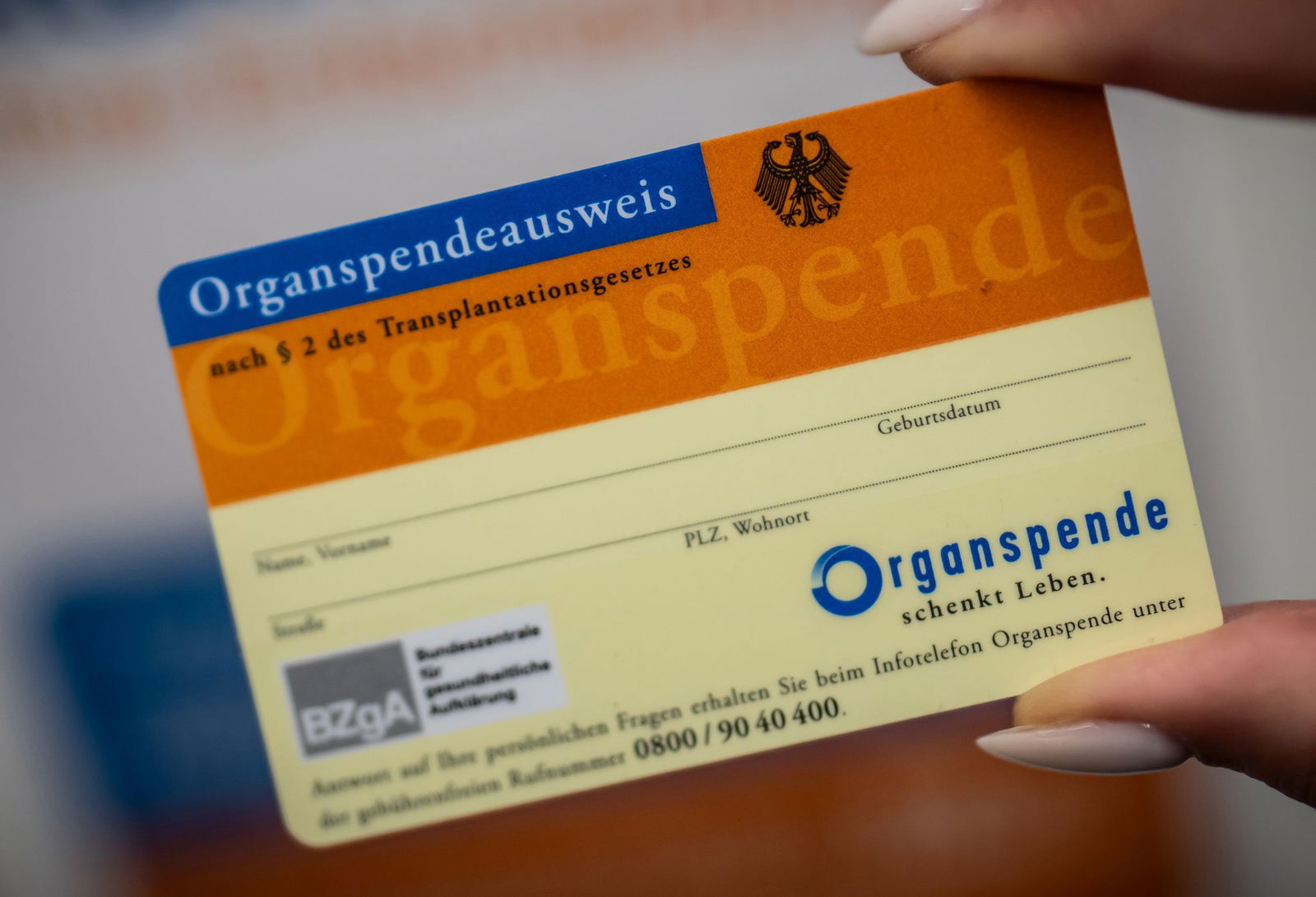 Bundesweit warten etwa 8.100 Patientinnen und Patienten auf eine Organspende. (Symbolbild)
