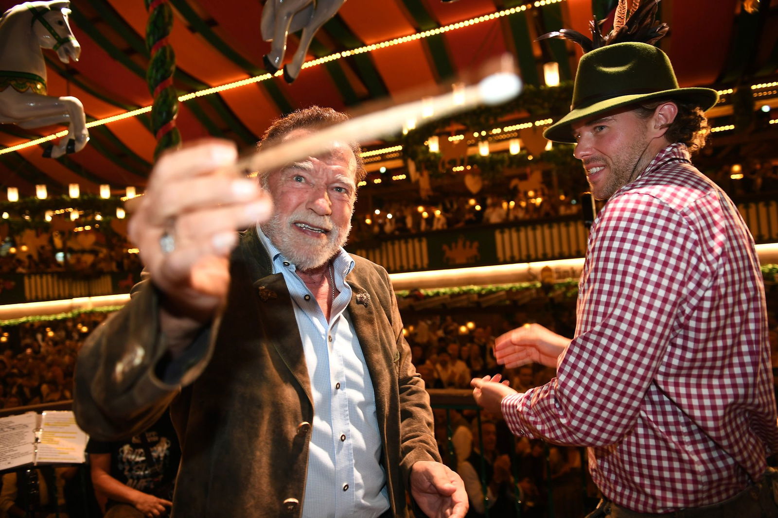 Frohgelaunt griff der «Terminator» im Marstall-Festzelt zum Taktstock.