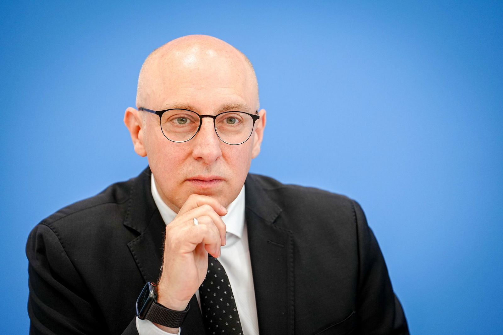 Im Juni stellte Sinan Selen - damals noch Vizepräsident des Bundesamtes für Verfassungsschutz - gemeinsam mit Bundesinnenminister Alexander Dobrindt (CSU) den Jahresbericht seiner Behörde für 2024 vor. (Archivbild)