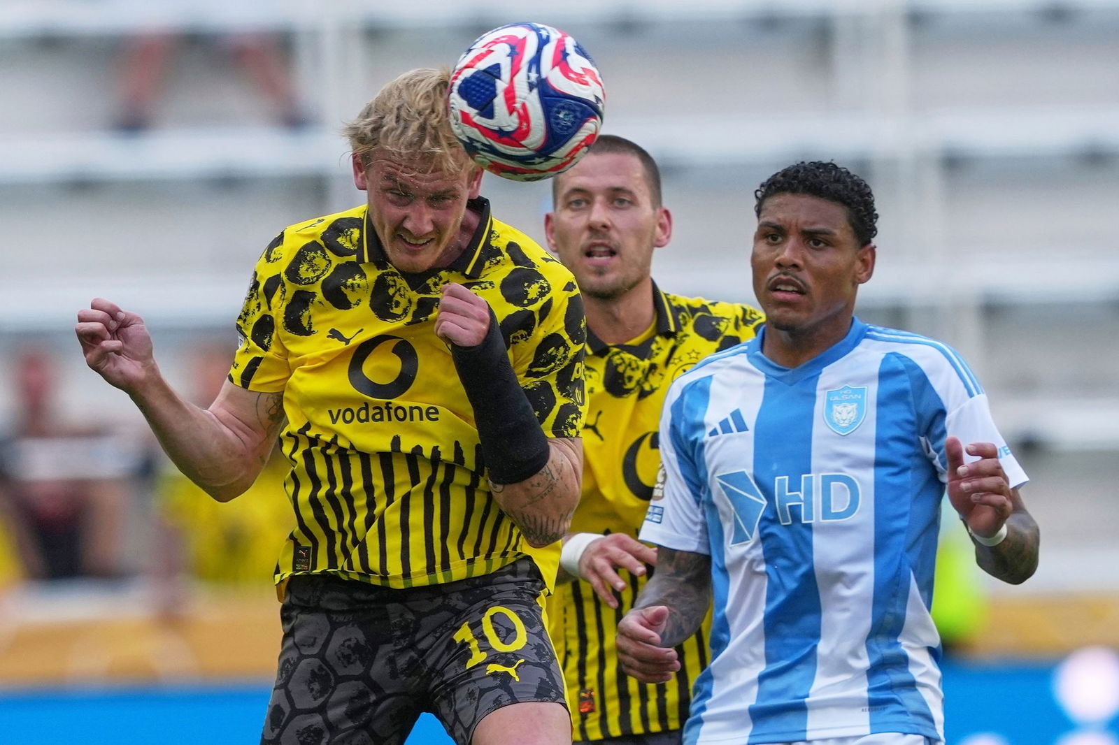 Julian Brandt spielte schon bei der Club-WM mit einer Manschette und musste nun operiert werden. 