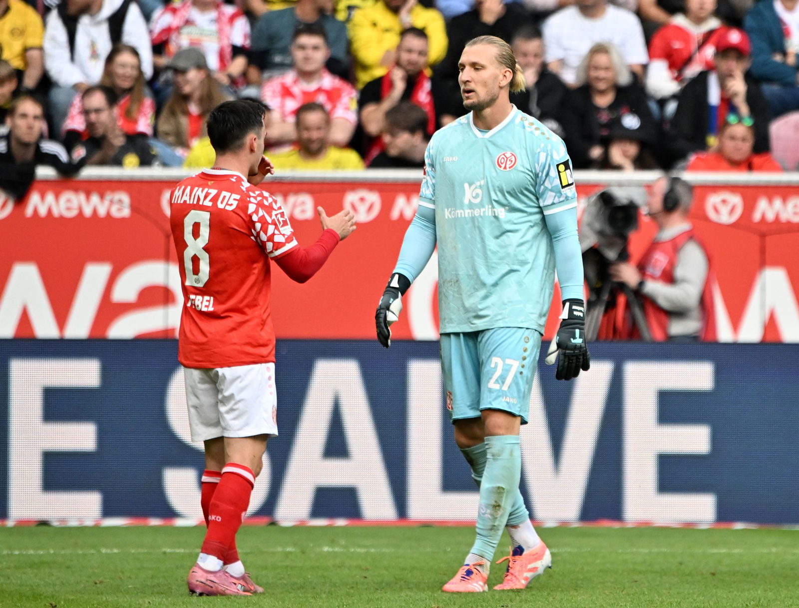 Sah die Rote Karte: Mainz-Keeper Robin Zentner (r).