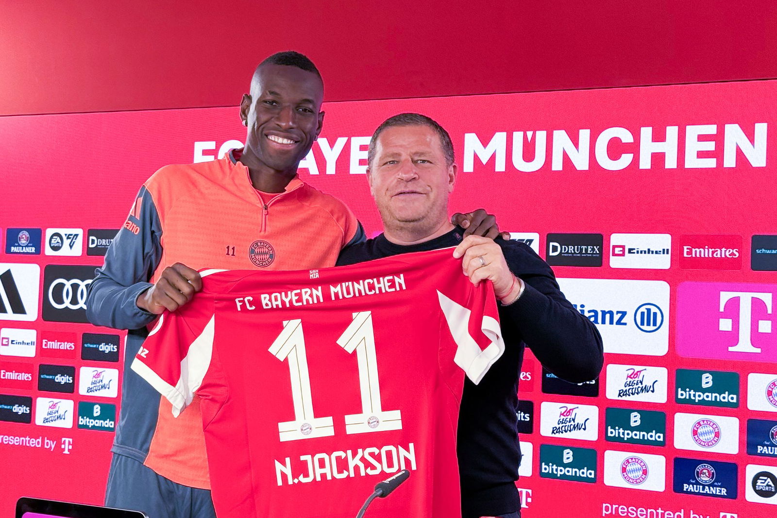 Jackson (l.) wird im Bayern-Trikot mit der 11 auflaufen.