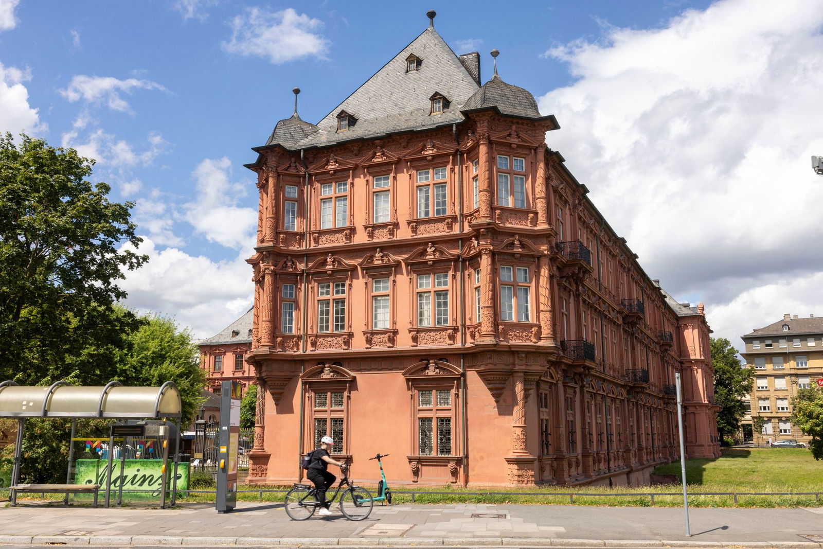 Geschichtsträchtiger Ort: Das Kurfürstliche Schloss in Mainz nahe dem Rhein. (Archivbild)