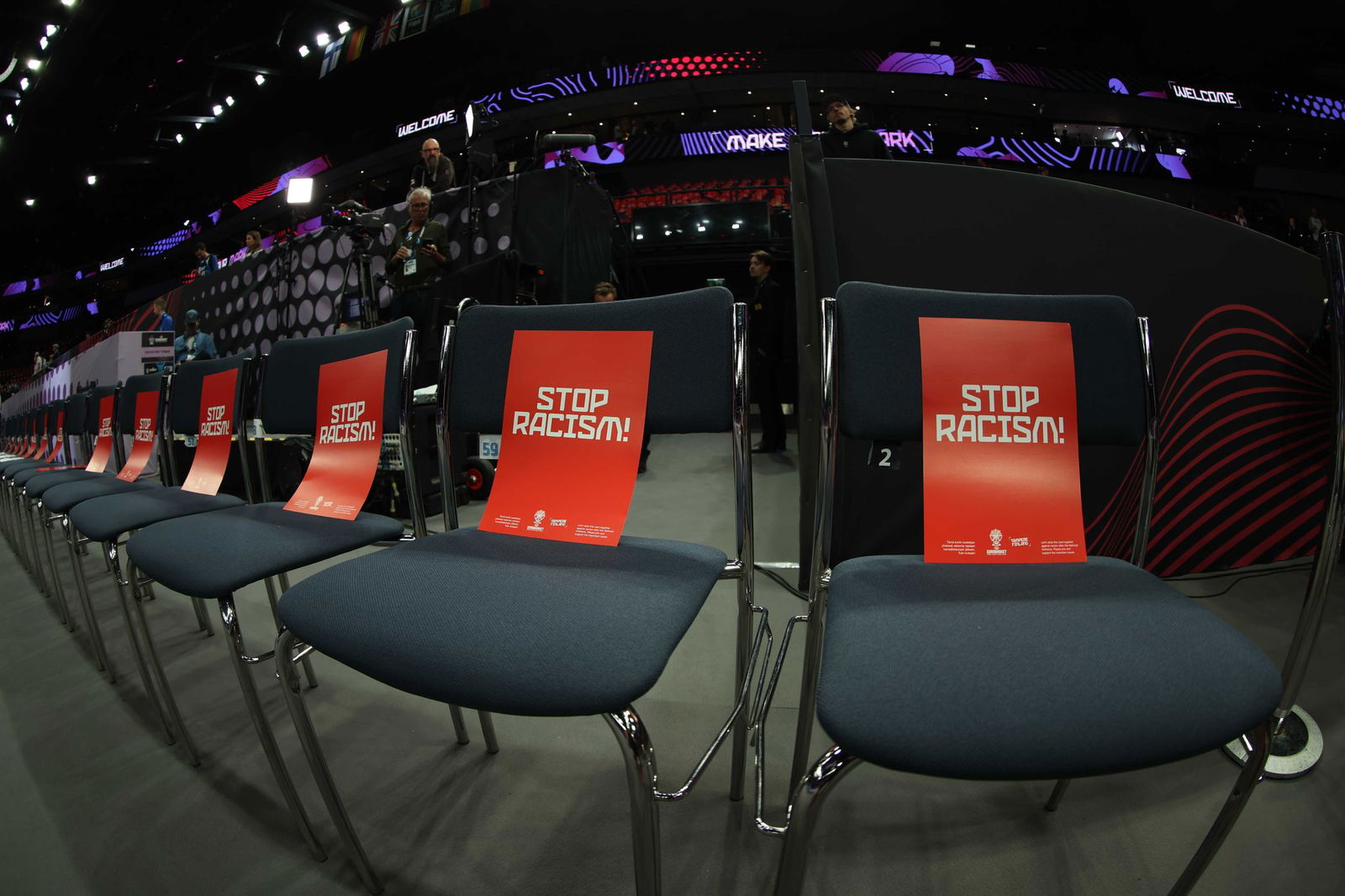 Aktion bei der EM: Schilder mit "Stop racism" in Tampere.