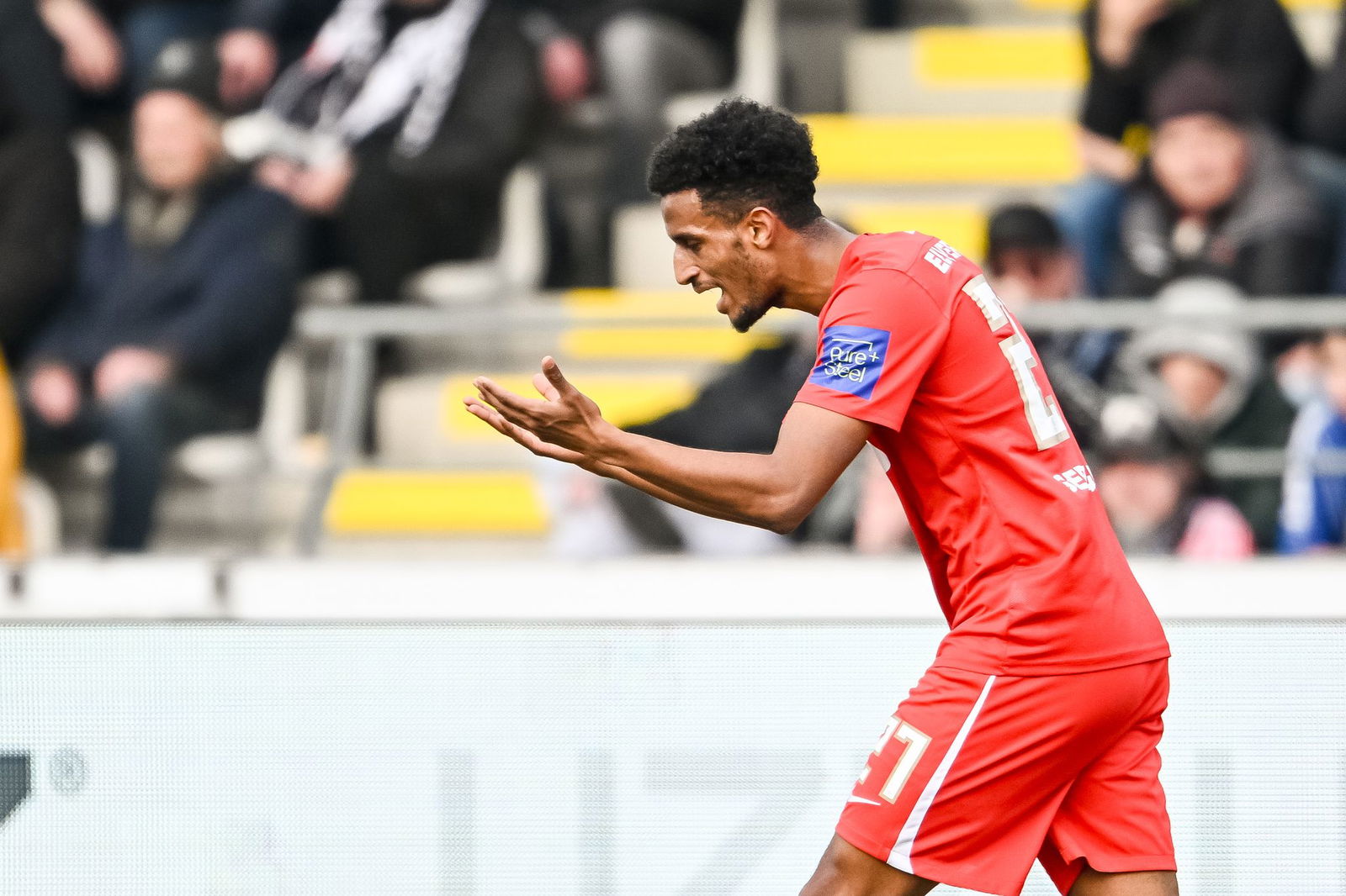 Filimon Gerezgiher wechselt auf Leihbasis von der SV Elversberg zum FC Emmen. 