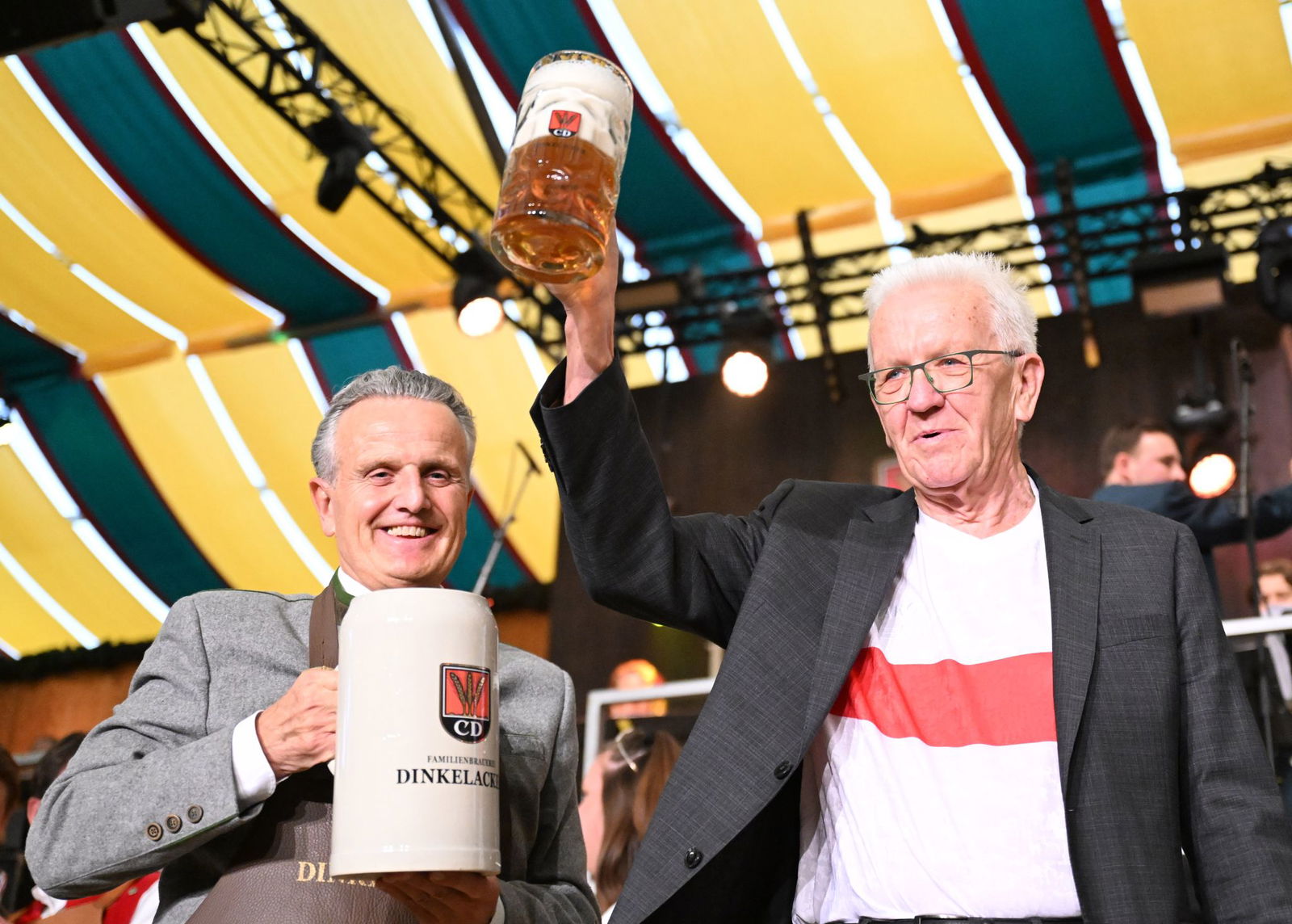 Frank Nopper (links), Oberbürgermeister von Stuttgart, und Winfried Kretschmann, Ministerpräsident von Baden-Württemberg.