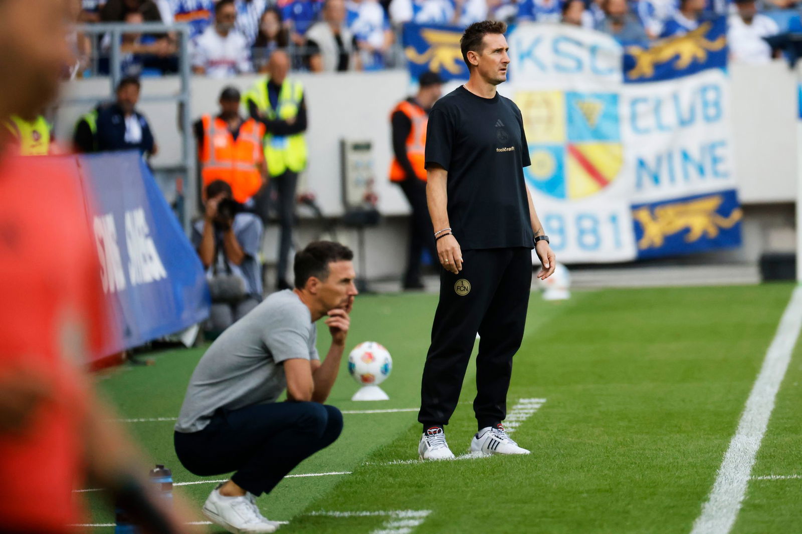 Karlsruhes Christian Eichner (l) gewann das Trainer-Duell mit Miroslav Klose.