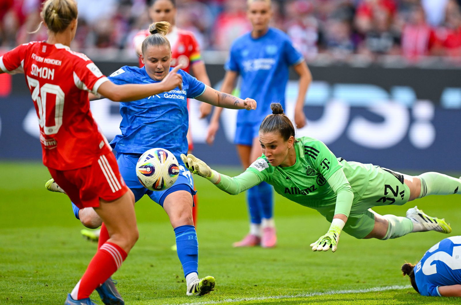 Bayern-Torhüterin Ena Mahmutovic rettet in dieser Szene stark.