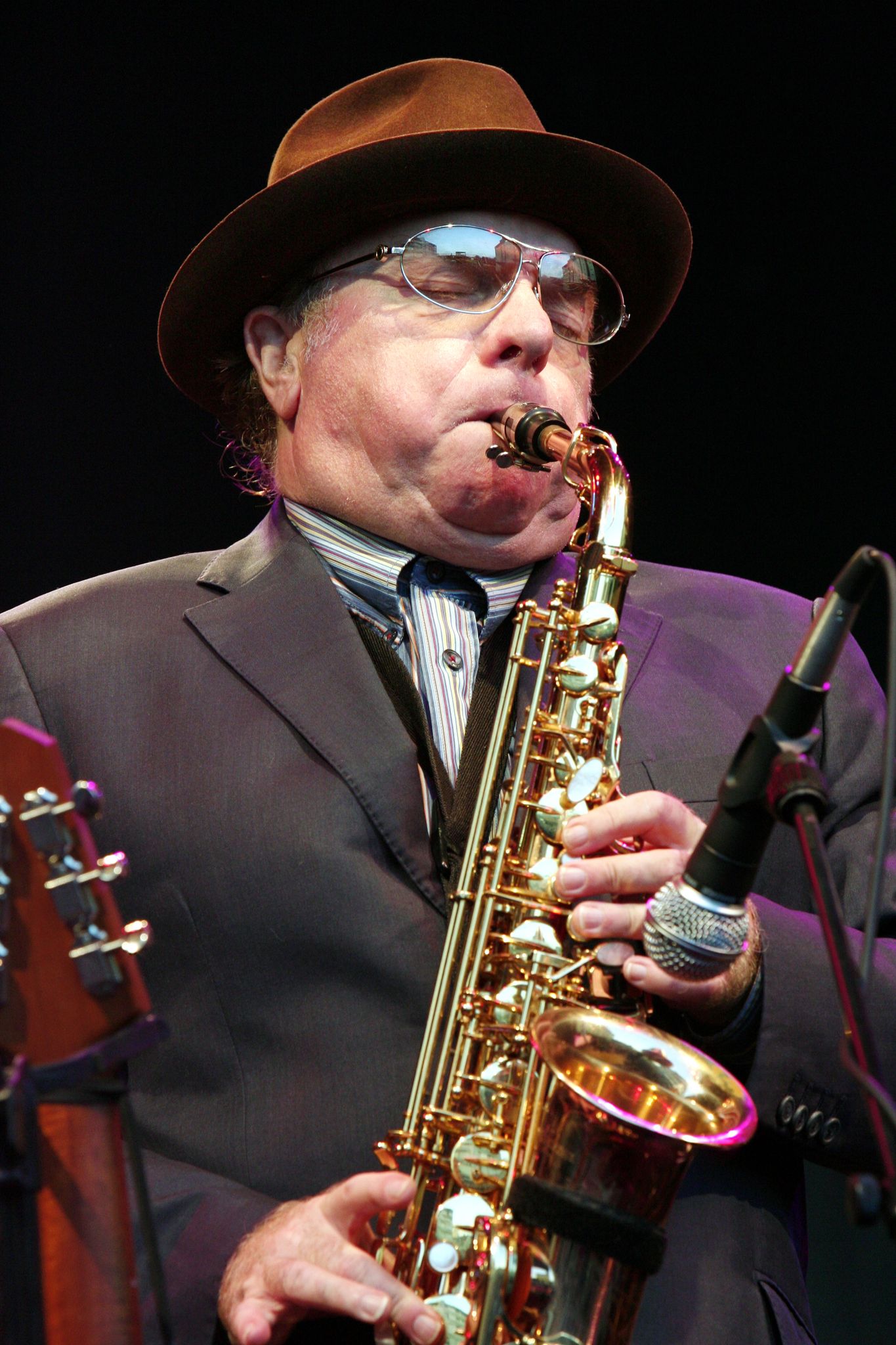 Van Morrison ist auch ein versierter Saxofonist - hier bei einem Konzert in Freiburg 2007. (Archivbild)