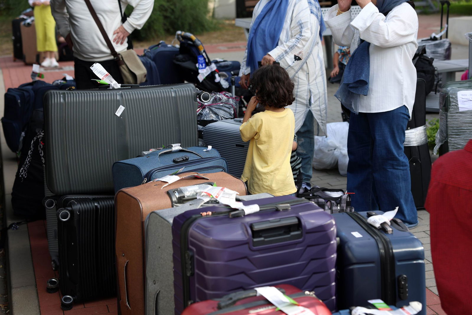 Menschen aus Afghanistan, die zuvor mit einem Flugzeug am Flughafen Hannover gelandet sind, stehen im Grenzdurchgangslager Friedland an ihren Koffern. 