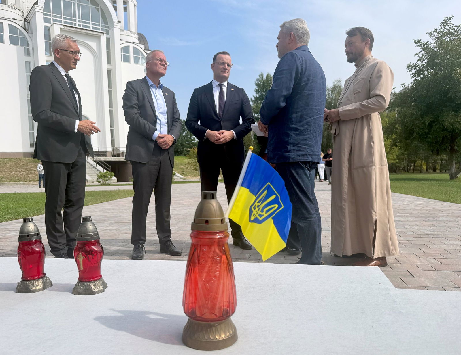 Die Fraktionschefs Spahn und Miersch in der Gedenkstätte für die Opfer der russischen Besatzung in Butscha. 