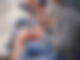 Gruppe von Personen nutzt Smartphones