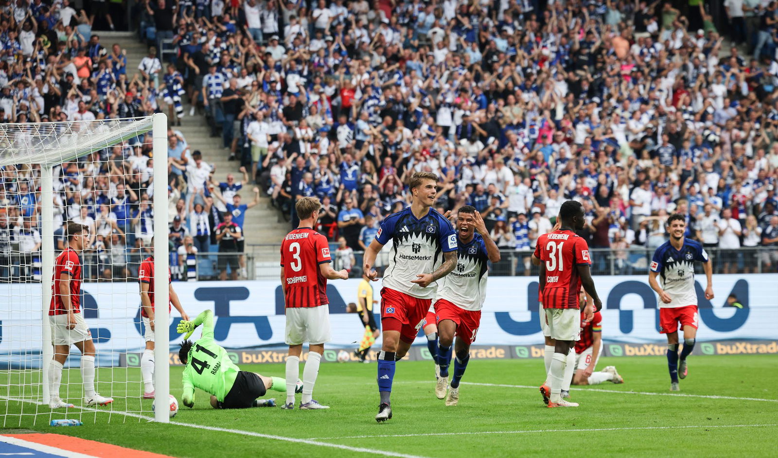 Erleichterung pur im Volkspark: Luca Vuskovic (M) hat zur Führung getroffen.