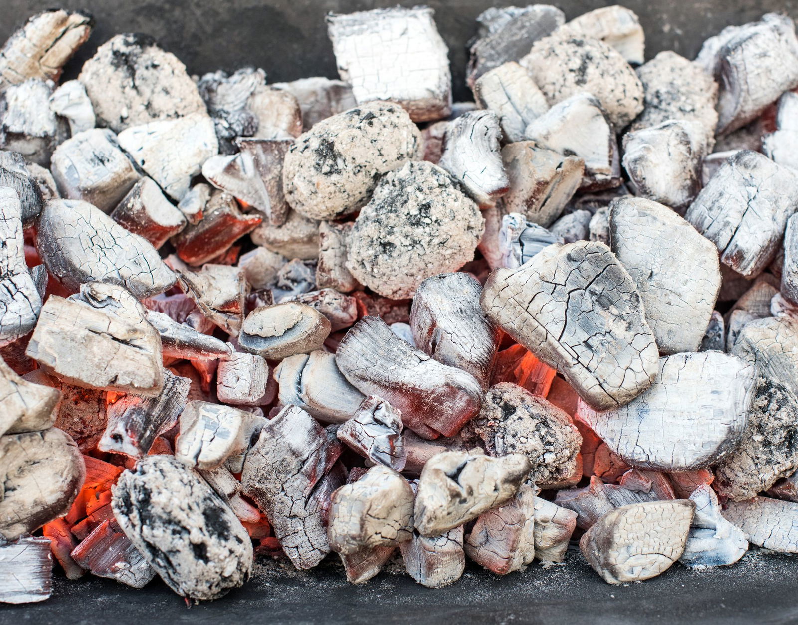 Mit einem Holzkohlegrill hat ein Mann in Heilbronn seine Wohnung heizen wollen. (Symbolbild)