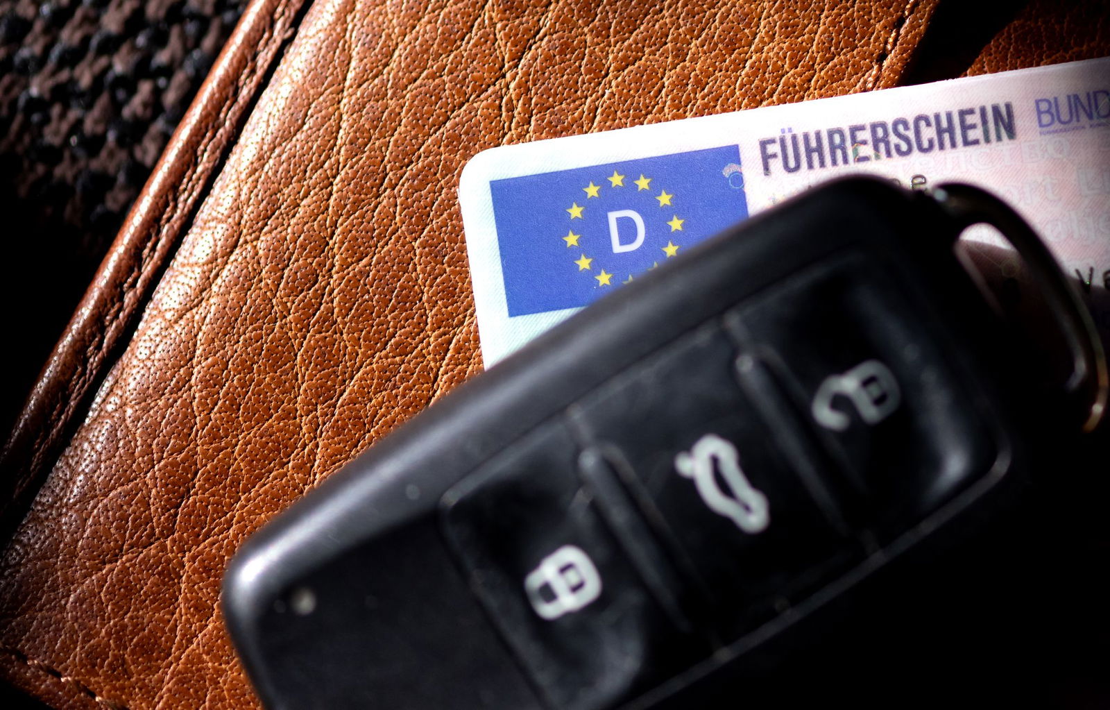 Der 14-Jährige schnappt sich den Schlüssel seiner Oma, doch eigentlich ist er zu jung zum Fahren. (Symbolbild)