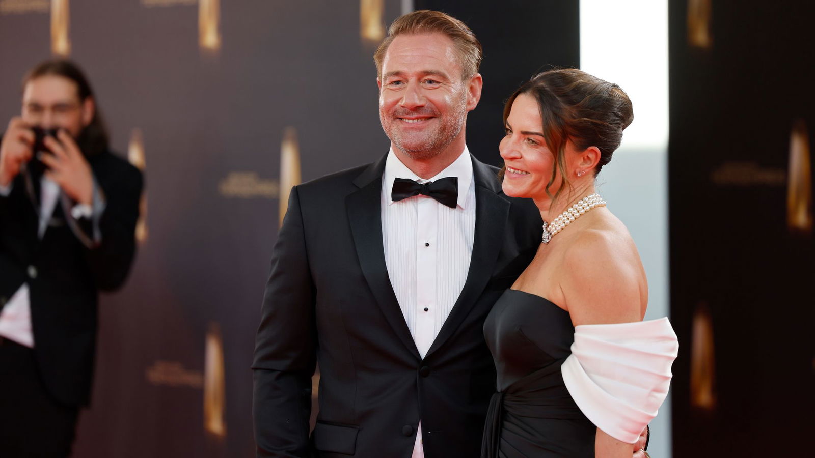 Sasha nervt seine Frau Julia manchmal mit einem fehlenden Leerzeichen.