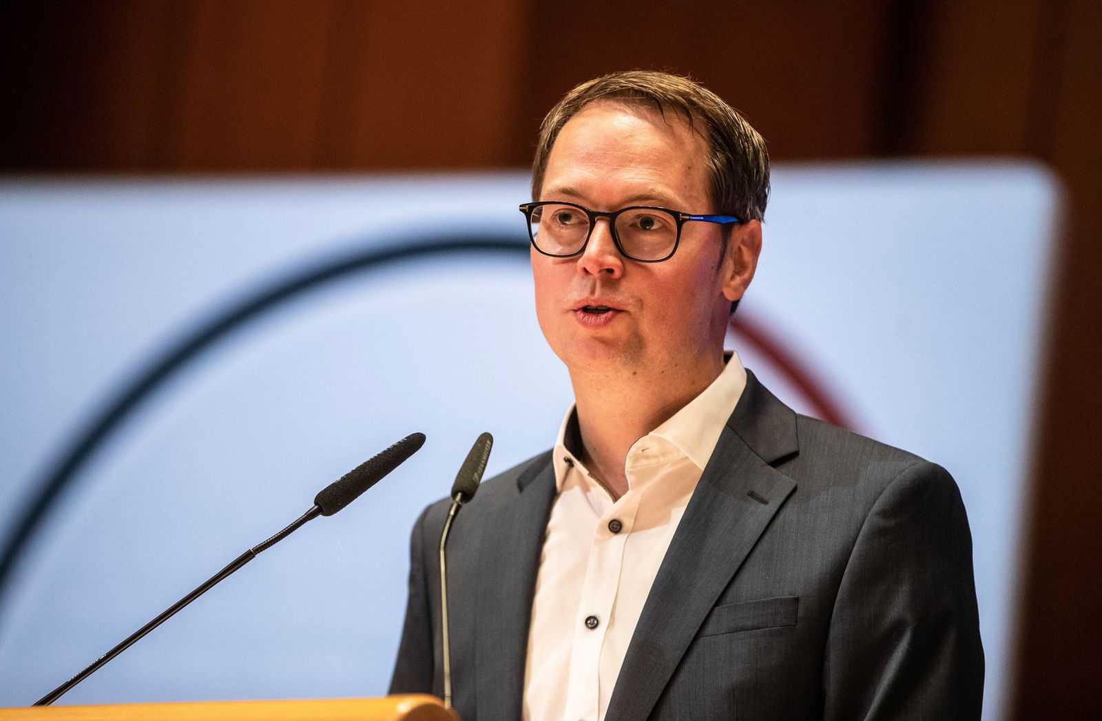 Oberbürgermeister Wolf spricht von einem herben Schlag für die Region. (Archivbild)