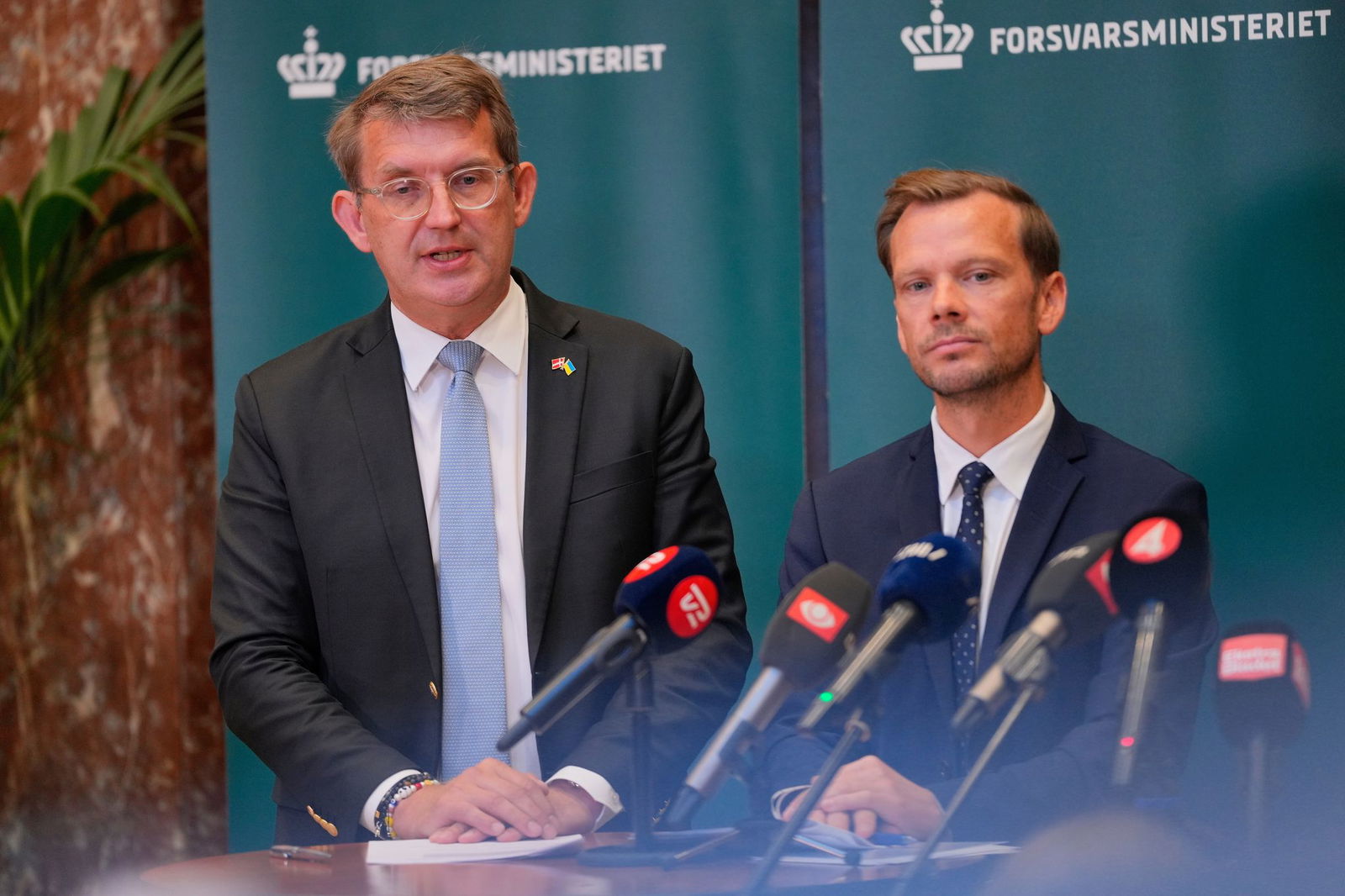 Sprechen von einem «hybriden Angriff»: Dänemarks Verteidigungsminister Troels Lund Poulsen und Justizminister Peter Hummelgaard.