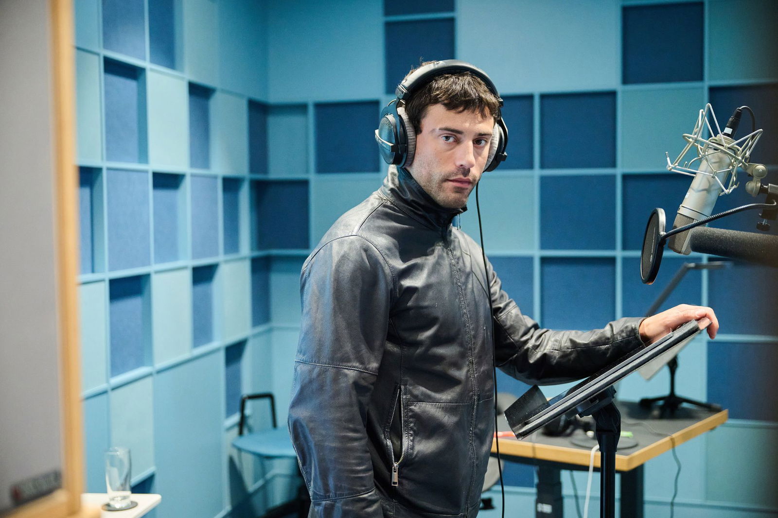 Schauspieler Aaron Altaras im Hörspiel-Studio.