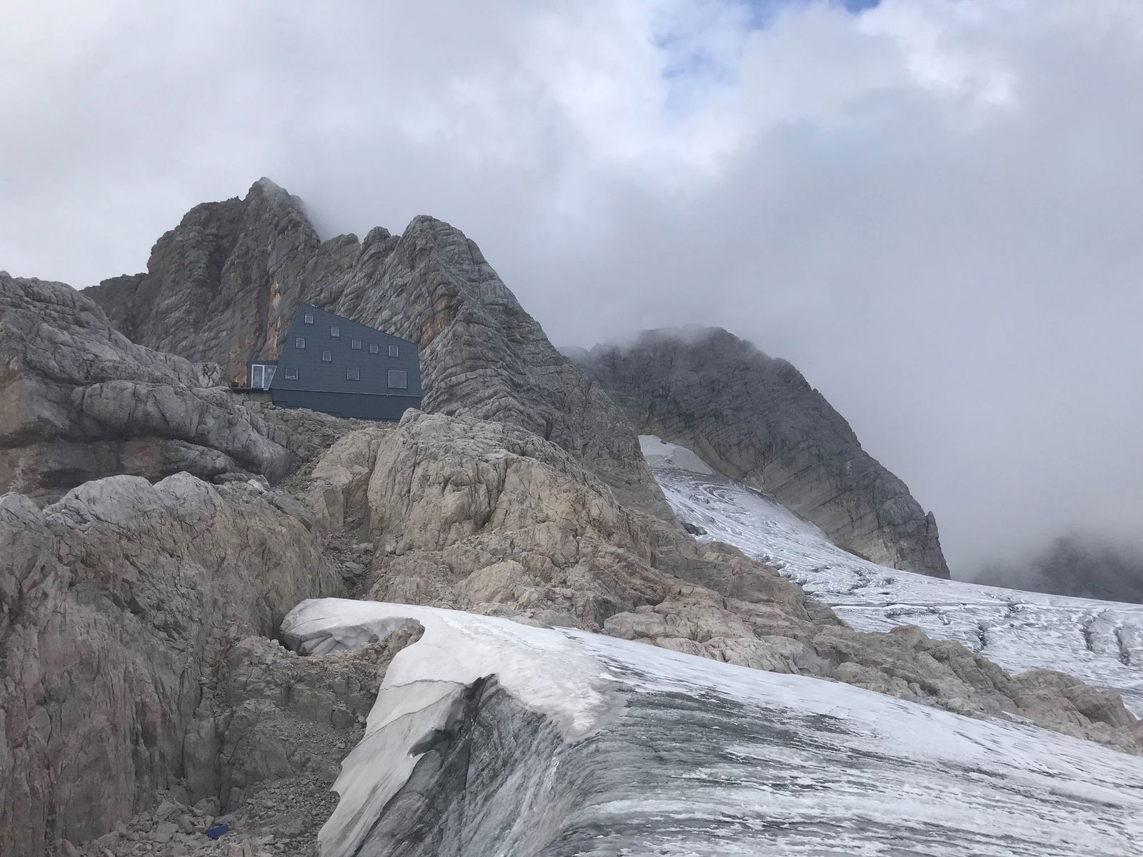 Der Retter trug Ausrüstung zur Seilbergung bei sich.