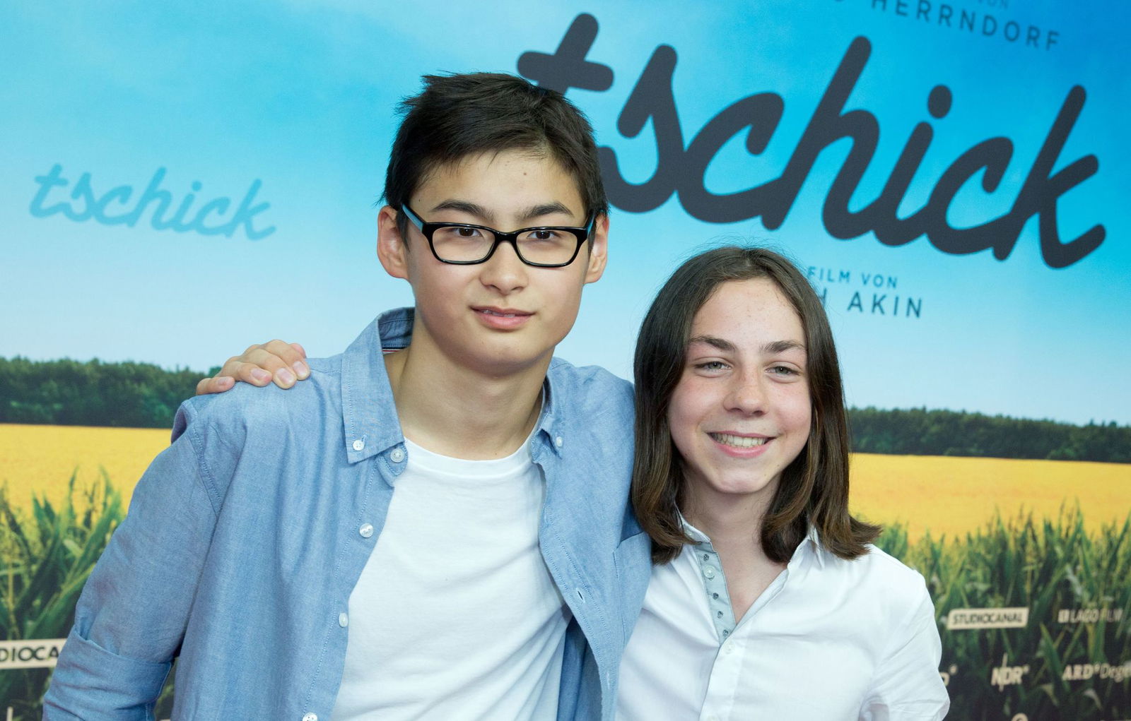 Die Jung-Schauspieler Anand Batbileg (links) und Tristan Göbel bei der Weltpremiere des Kinofilms «Tschick» im September 2016 in Berlin. (Archivbild)