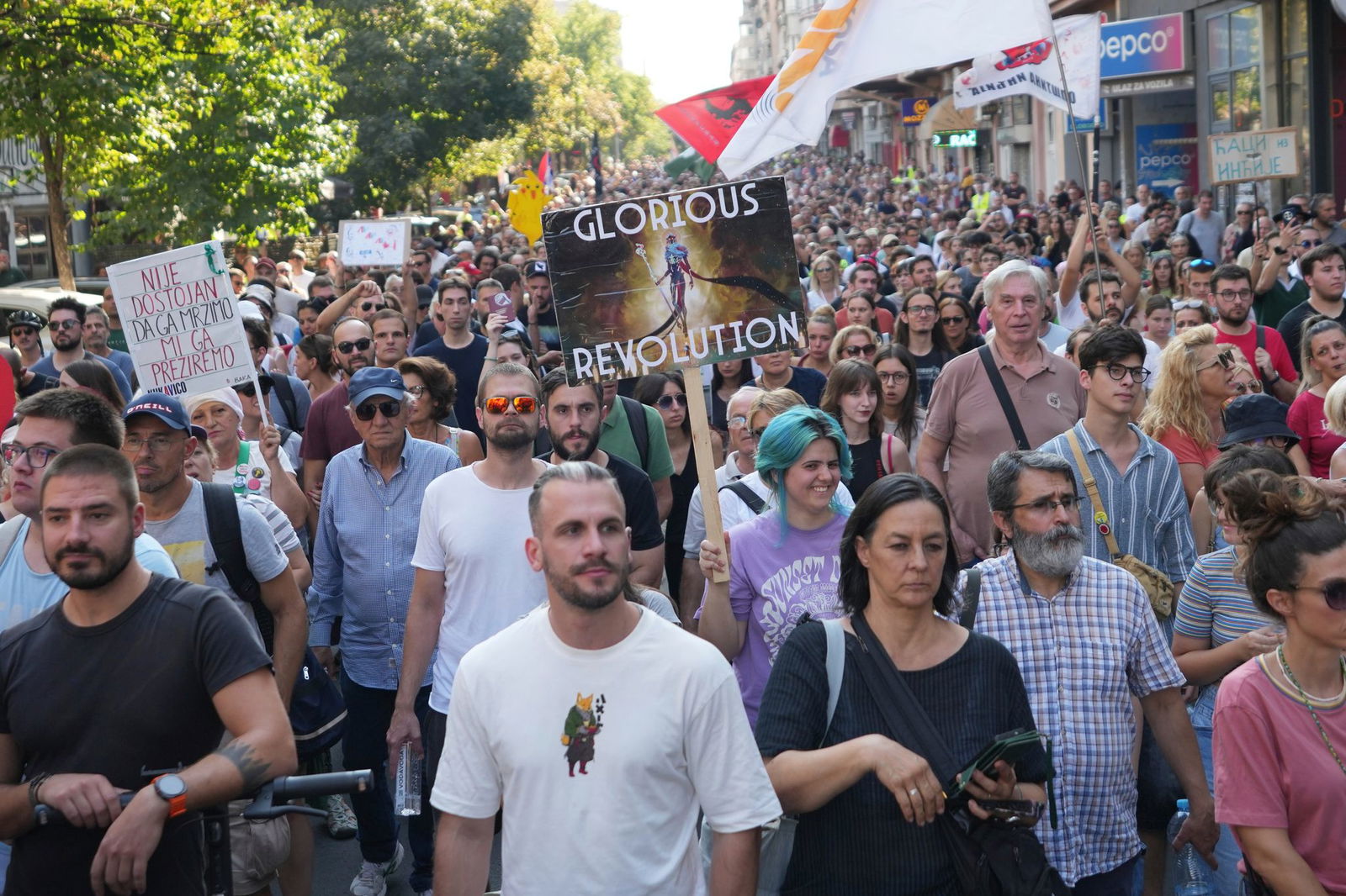 Der Zorn der Protestierenden richtet sich insbesondere gegen das jüngste gewaltsame Einschreiten der Polizei im nordserbischen Novi Sad. 