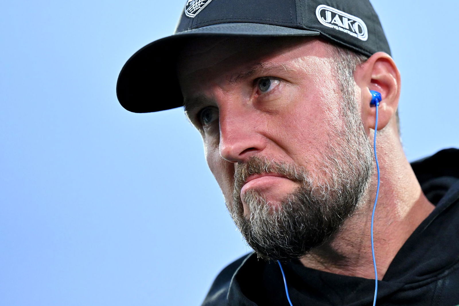 Trainer Sebastian Hoeneß und der VfB stehen gegen St. Pauli unter Druck. (Archivbild)