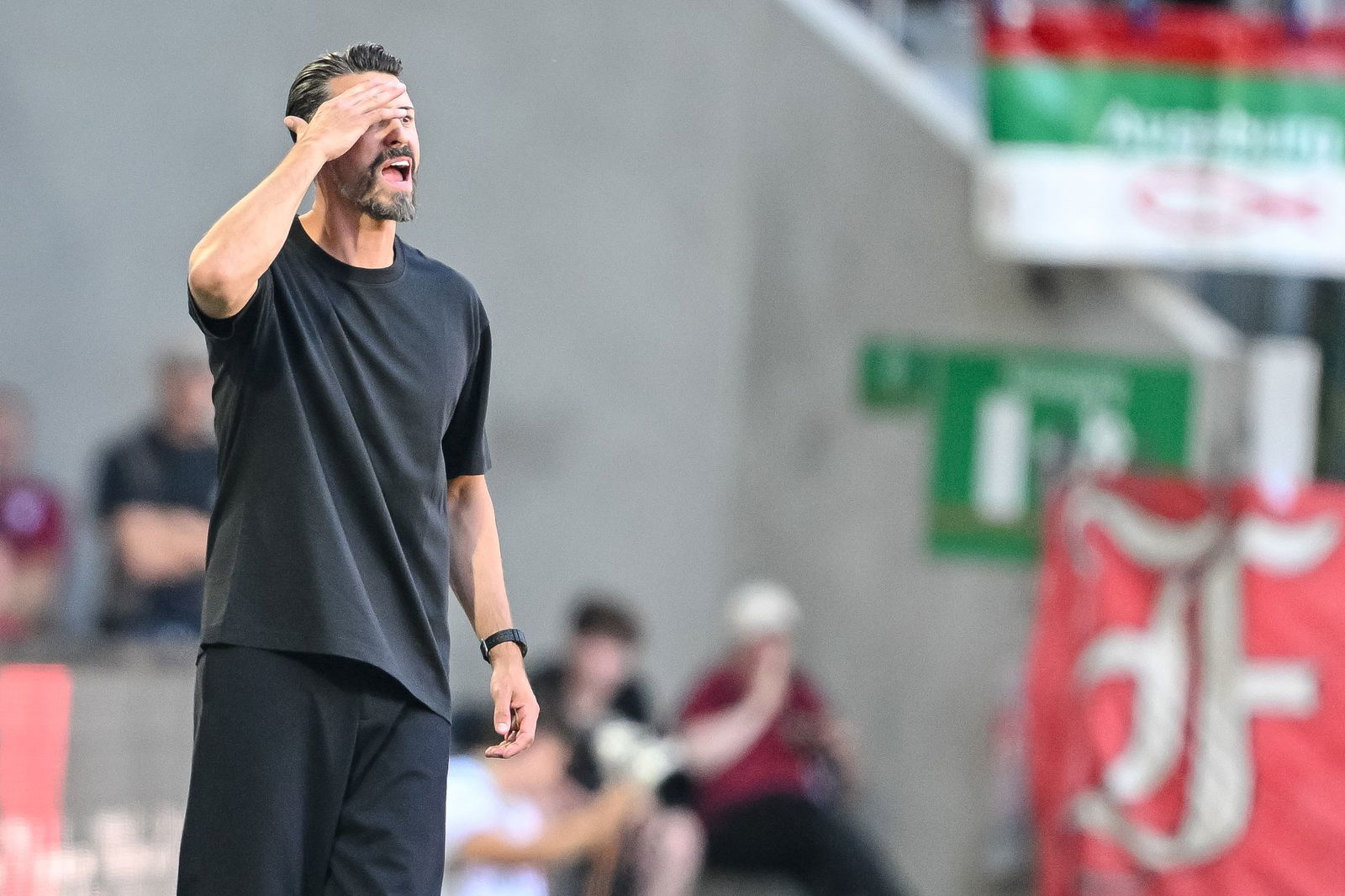 Augsburg-Trainer Sandro Wagner ist sehr unzufrieden mit der ersten Halbzeit.