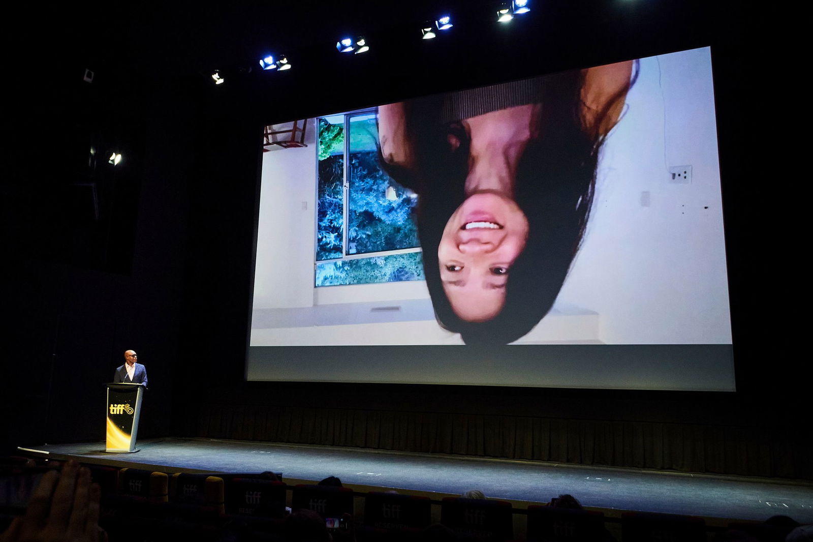 Regisseurin Chloé Zhao spricht in einer auf den Kopf gestellten, aufgezeichneten Botschaft. 