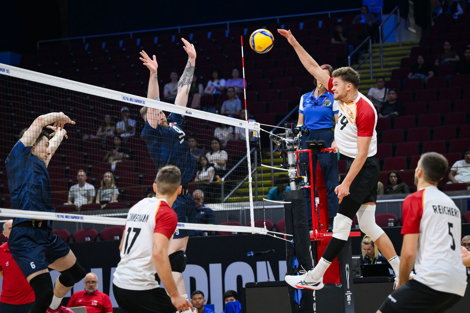 Die deutschen Volleyballer erfüllten die Pflichtaufgabe.