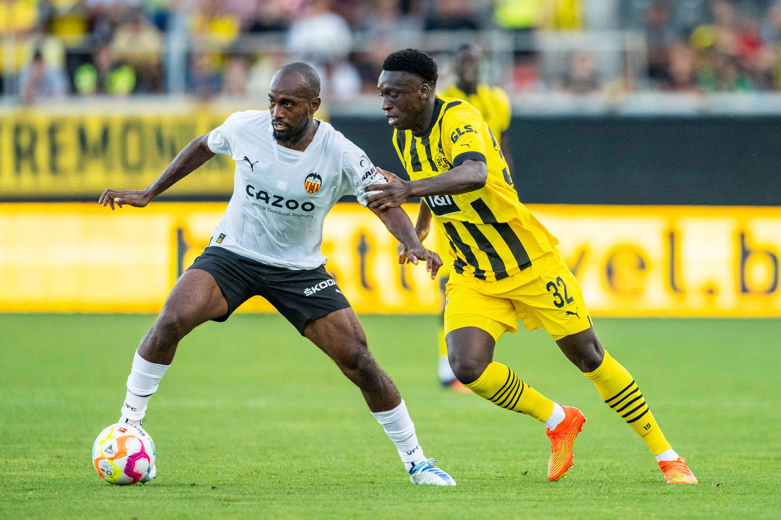 Abdoulaye Kamara (r) spielt künftig für den Drittligisten 1. FC Saarbrücken.